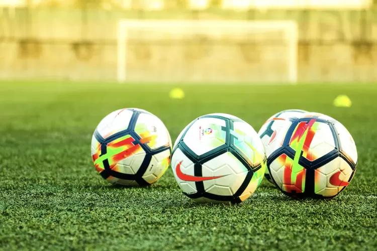 Bursa transfer sepak bola telah ditutup namun beberapa nama pelatih top dunia masih menganggur (Unsplash)