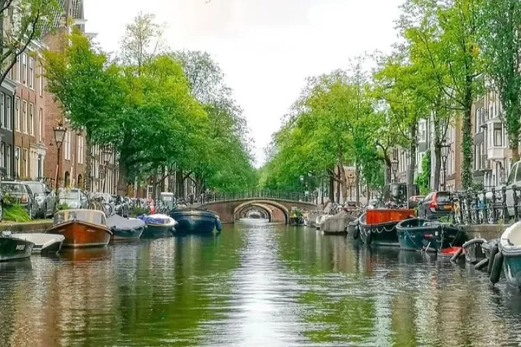 Pengalaman traveling terpopuler seluruh dunia, salah satunya Open Boat Canal Cruise Amsterdam (Tangkapan layar / Instagram @lemybetheone)