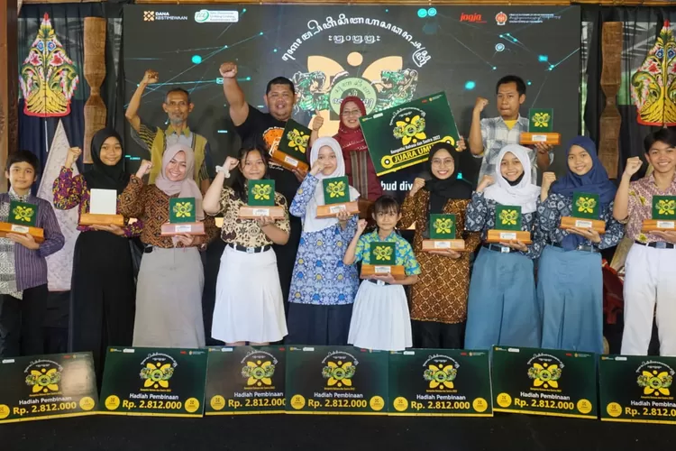 Para Juara Dalam Kompetisi Bahasa dan Sastra Dinas Kebudayaan Kota Jogja. (Dokumen Dinas Kebudayaan Kota Jogja.)