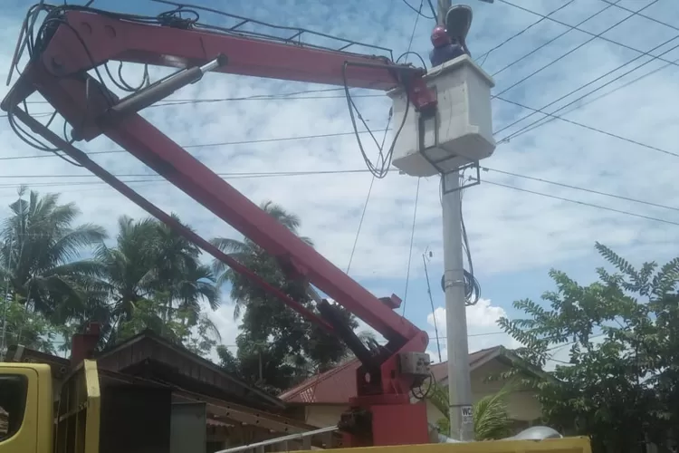  Perbaikan jaringan PJU di Kampung Kandang Kota Pariaman sedang dikerjakan petugas. (Trisnaldi)