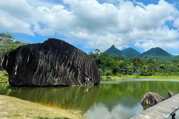 Destinasi wisata Taman Batu Belimbing di Singkawang Kalimantan Barat. Wisata unik dan menarik untuk healing. (Instagram @siulen12)