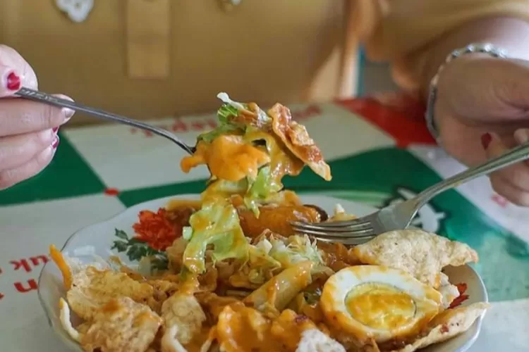 Rekomendasi wisata kuliner murah yang enak di Madiun, salah satunya Gado-gado Pak Tomo. (Instagram @madiunwisata by @sam_kuliner)