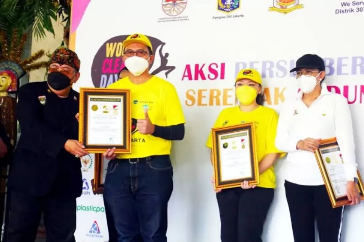 Aksi bersih-bersih Cleanup Day 2022 kembali digelar Lions Club Distrik 307 A1 dan B1 di wilayah DKI Jakarta meraih penghargaan rekor Indonesia, Sabtu (17/9/2022).