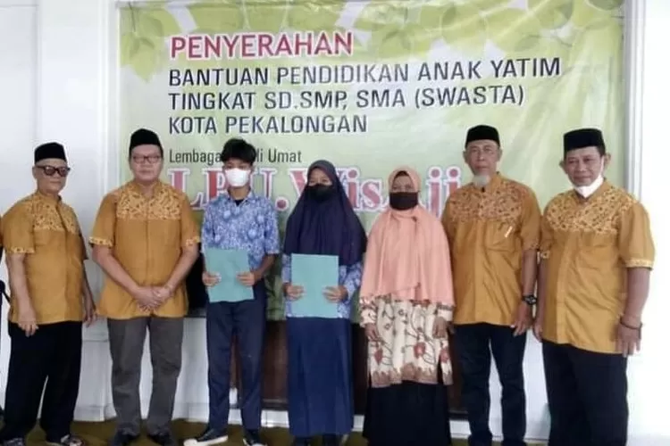Lembaga Peduli Umat (LPU) WisAji Pekalongan mengadakan kegiatan penyerahan Dana Bantuan Pendidikan dan Peduli Anak Yatim - Foto: LPU WisAji 