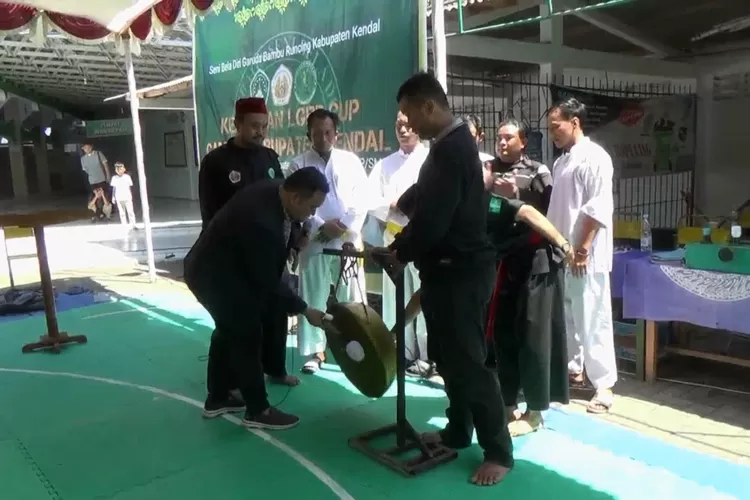 Ketua IPSI Kendal membuka Kejuaraan Lembaga Garuda Bambu Runcing Cup tingkat pelajar. (edi prayitno/kontributor Kendal)