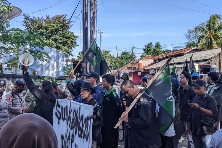 Sejumlah masa aksi yang tergabung dalam Himpunan Mahasiswa Islam (HMI) Subang melakukan demonstrasi. (knd)