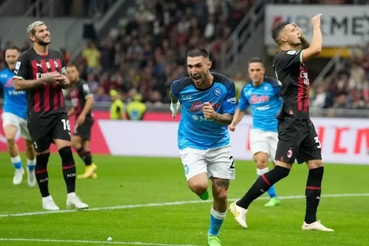 Napoli naik ke puncak klasemen Liga Italia usai menundukkan AC Milan 2 - 1 di San Siro.