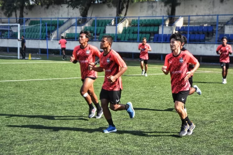 Latihan fisik PSIS Semarang di Stadion Citarum, Senin 19 September 2022.  (Ayosemarang.com/ Audrian Firhannusa)