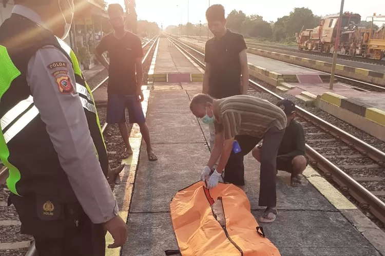 Proses evakuasi mayat korban bunuh diri di rel stasiun Kereta Pagaden Baru.