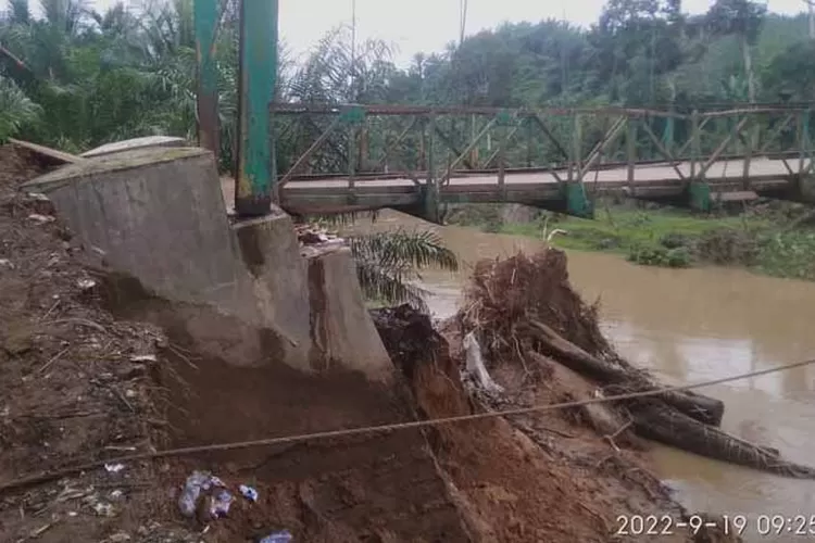 Jembatan Pagar Din rusak akibat banjir dan tidak bisa dilewati. Ratusan keluarga terisolir