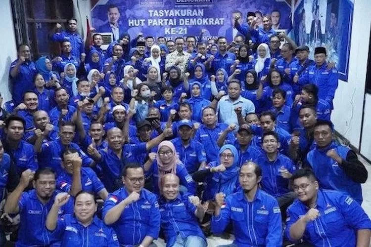 Anies Baswedan, tengah belakang, berpose bersama kader dan pengurus Partai Demokrat baru-baru ini. Aspirasi dalam tubuh Partai Demokrat menghendaki agar Ketum PD AHY bisa berpasangan dengan Anies dalam Pilpres 2024. (KBA News)
