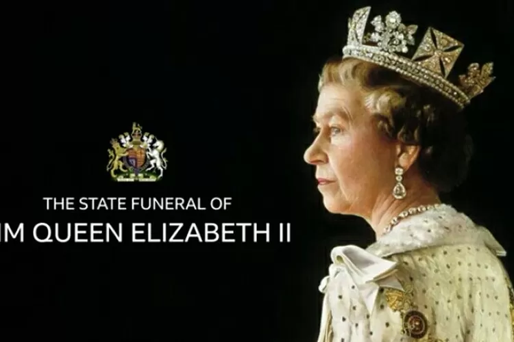 Mahkota Ratu diangkat dari atas peti matinya  menandai era baru Inggris dipimpin seorang Raja. (Tangkapan layar BBCNews)