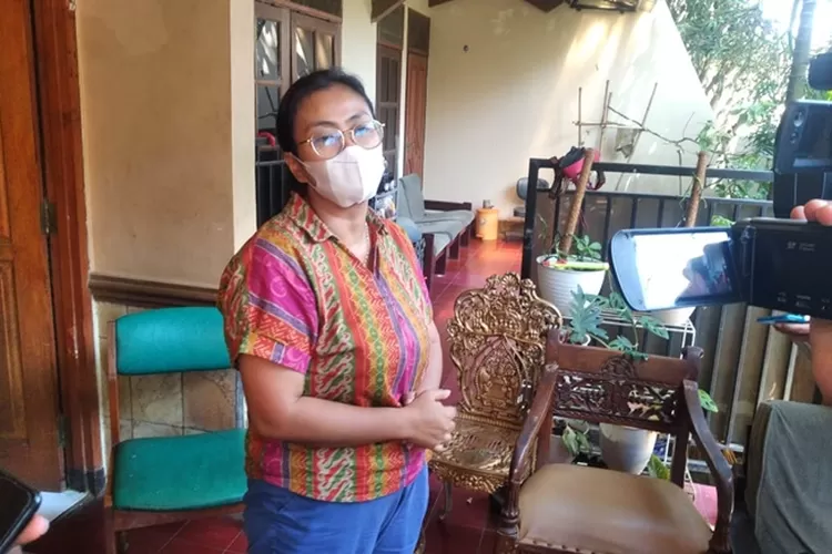 Onee, istri Iwan Budi Paulus saat ditemui di rumahnnya. Pemkot Semarang akan bantu biaya sekolah anak-anaknya.  (Ayosemarang.com/ Audrian Firhannusa)