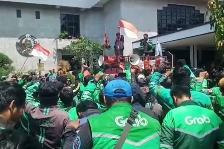 Ratusan Ojol tolak unjuk rasa tolak kenaikan BBM di depan kantor DPRD Subang. (Ahya)