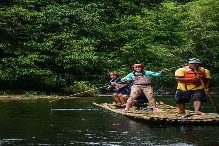 Rafting Bambu Sungai Amandit, salah satu destinasi wisata edukasi dan keluarga yang ada di Kalimantan Selatan. (Akun Instagram @masterswomen_inarafting)