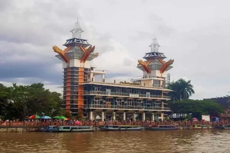 Menara Pandang, salah satu destinasi wisata edukasi yang ada di Kalimantan Selatan. (Akun Instagram @alfianlight)