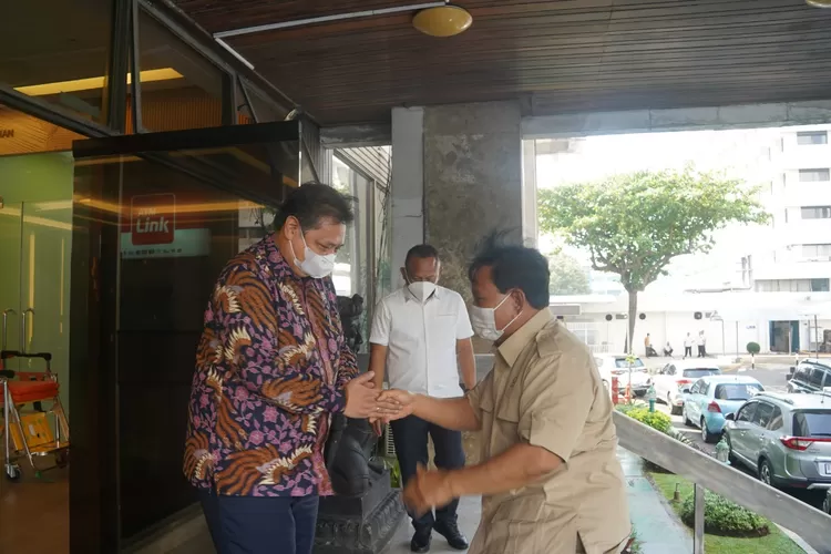 Menko Perekonomian Airlangga Hartarto menerima kunjungan Menhan Prabowo Subianto untuk membahas masalah nasional, dunia dan arahan Presiden Jokowi (Kemenko Perekonomian)