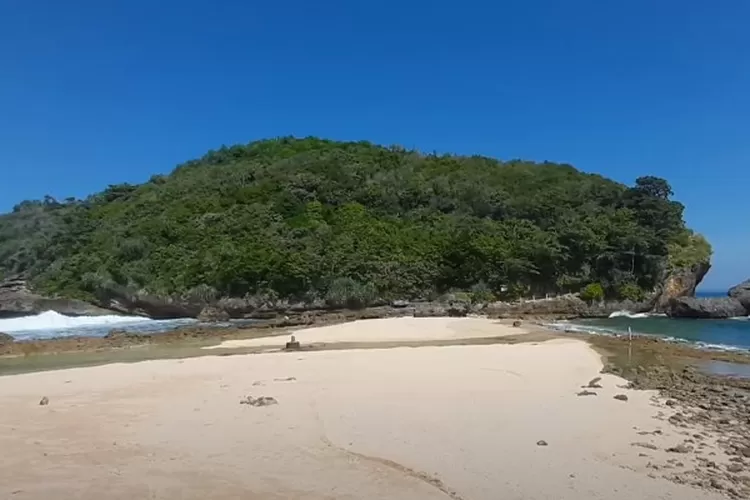 Harga Tiket Masuk Pantai Batu Bengkung Lengkap Dengan Rute Dan Fasilitasnya About Malang 