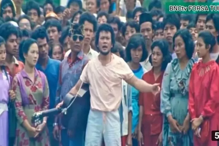 Lagu Tabir Kepalsuan saat dilantunkan Rhoma Irama di sebuah film  (Youtube BNCtv FORSA TUBAN)