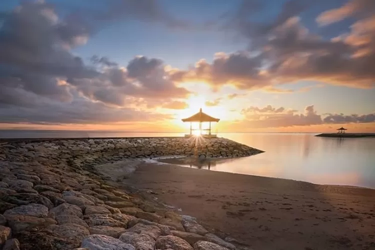 Keindahan matahari yang terbenam di destinasi wisata Pantai Sanur Pulau Dewata Bali. (Instagram @laowa_id)