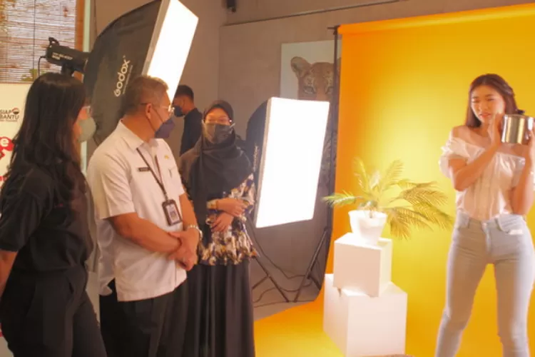 Ribka Pratiwi, Head of Public Relation Ninja Xpress (kiri) bersama perwakilan Dinas Koperasi dan UKM Jatim saat melihat pembuatan video produk UKM.