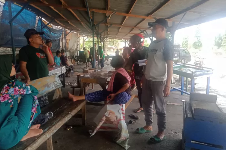 Pedagang Taman Basket, Gotong-royong Kosongkan Kios Jualan&nbsp; (Dok. Annuza An)