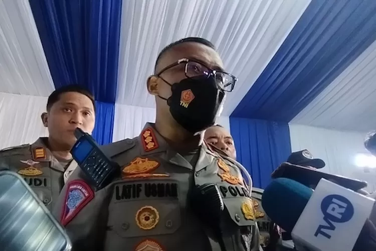 Direktur Lalu Lintas Polda Metrojaya Kombes Polisi Latif Usman menjelaskan bahwa tilang manual akan dihilangkan dan diganti dengan tilang elektronik untuk menghindari penyalahgunaan wewenang.  (PMJ News)