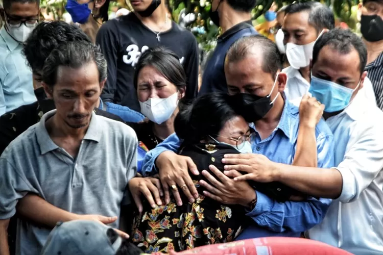 Istri Iwan Budi Paulus, Onee beserta anak dan saudaranya menangis saat pemakaman.  (Ayosemarang.com/ Audrian Firhannusa)