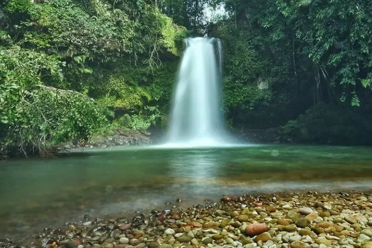 Air Terjun Riam Ampang, destinasi wisata alam yang masih jarang diketahui di Kalimantan Barat. ( Instagram @pajakkalbar)