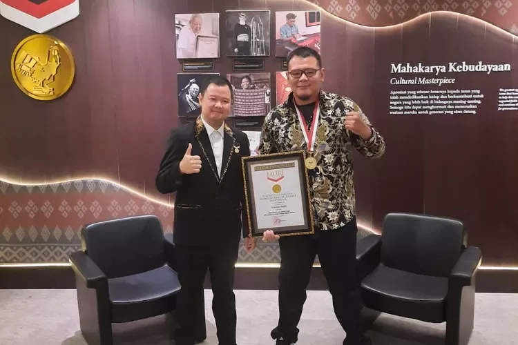 Vincent Majid (kanan) meraih penghargaan Museum Rekor Indonesia (MURI) di Kantor MURI  Kelapa Gading, Jakarta, Kamis (22/9/2022), berkat prestasi luar biasa juara pada 12 beladiri (Ist)