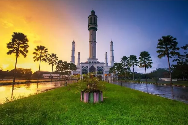 Masjid Raya Mujahidin, top 1 destinasi wisata terpopuler kategori religi di Pontianak Kalimantan Barat. (Instagram @pontianak_media by @yuhdifian)