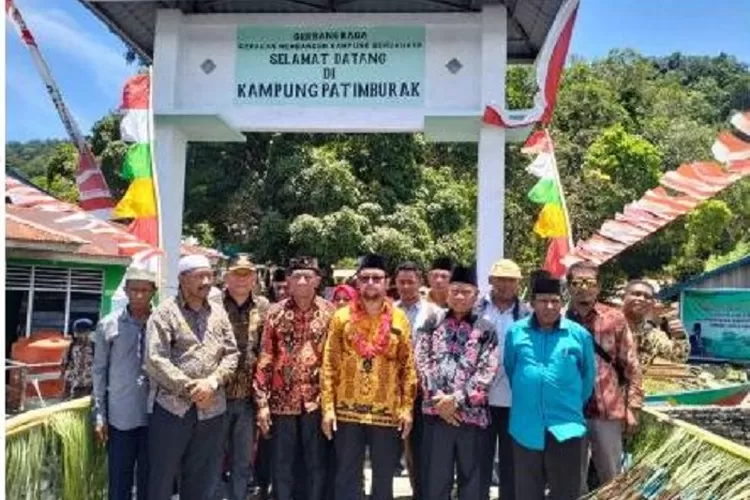 Staf Khusus Menteri Agama Ishfah Abidal Aziz didampingi Kepala Kantor Wilayah Kementerian Agama Provinsi Papua Barat, Luksen Jems Mayor beserta sejumlah pejabat eselon III menyerahkan bantuan untuk masjid tua Patimburak di distrik Kokas, Kabupaten Fakfak, Papua. (dok Kemenag)