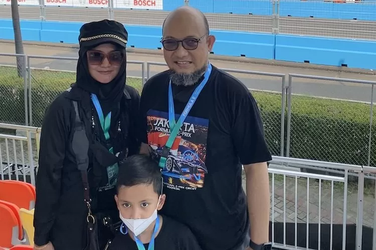 Mantan penyidik KPK Novel Baswedan memberikan ucapan selamat kepada para penyidik KPK yang berhasil melakukan operasi tangkap tangan terhadap Hakim Agung MA. Tampak Novel bersama keluarnya.  (Twitter @nazaqistsha)