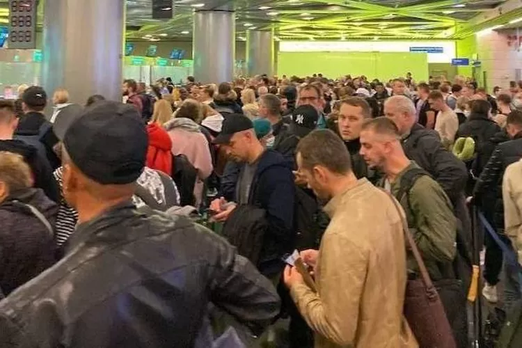 Ribuan warga Rusia memadati bandara Moskwa untuk terbang keluar negeri menghindari perintah mobilisasi tentara untuk dikirim ke Ukraina. Putin berencana merekrut 300 ribu tentara tambahan.  (Twitter @DarthPutinKGB)