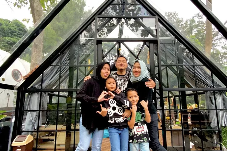 Turi Glass House Curug Cipamingkis, destinasi wisata yang terbilang baru di Puncak Dua Bogor. (Instagram @novatriyandini)