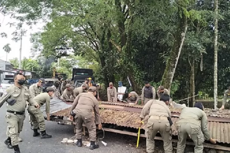 Satpol PP Pemko Medan memgongkar bangunan liar yang ada di Kecamatan medan Tuntungan.(Dinas Kominfo Kota Medan) (Dinas Kominfo Kota Medan)