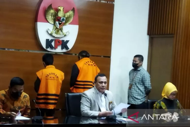 Dari kiri-kanan. Deputi Penindakan dan Eksekusi KPK Karyoto, Ketua KPK Firli Bahuri, dan Plt Juru Bicara KPK Bidang Pencegahan Ipi Maryati Kuding saat jumpa pers di Gedung KPK, Jakarta, Jumat (23/9/2022) terkait penetapan 10 tersangka kasus dugaan suap pengurusan perkara di Mahkamah Agung (MA).  (ANTARA/Benardy Ferdiansyah)