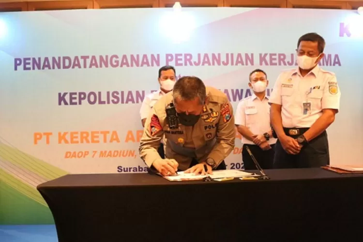 Suasana penandatanganan PKS antara Polda Jatim dengan KAI Daop 7 Madiun, Daop 8 Surabaya, dan Daop 9 Jember