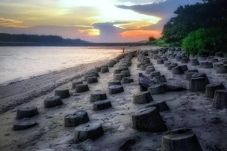 Pantai Sepinggan, salah satu destinasi wisata pantai paling hits dan populer di Balikpapan Kalimantan Timur. (Instagram @tha_lib07)