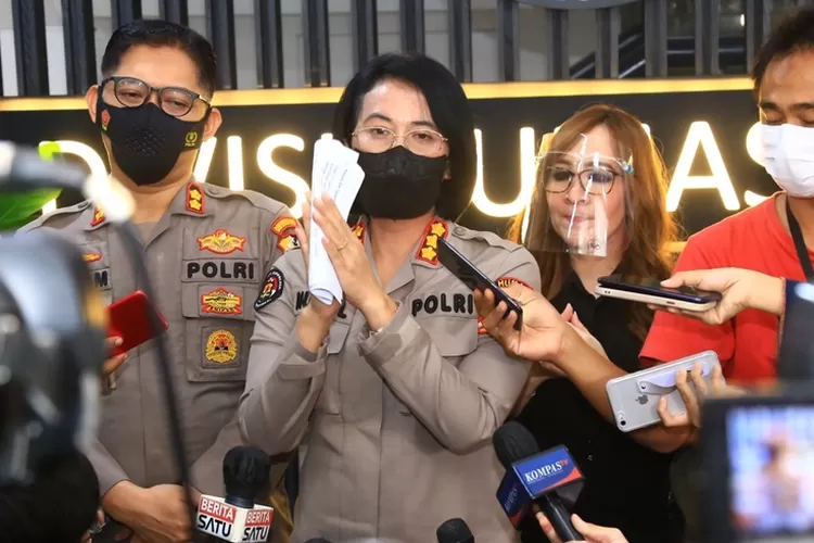 Kabag Penum Divisi Humas Polri, Kombes Nurul Azizah saat memberikan keterangan pers. Sebanyak 15 orang dikenai cekal karena diduga terlibat dalam penipuan investasi bodong NET89. (PMJ News)