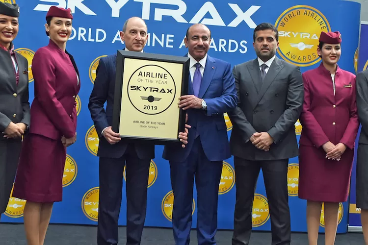 Pimpinan dan awak Qatar Airways berpose setelah dinobatkan sebagai maskapai penerbangan terbaik 2022 versi Skytrax. (worldairlineawards.com)