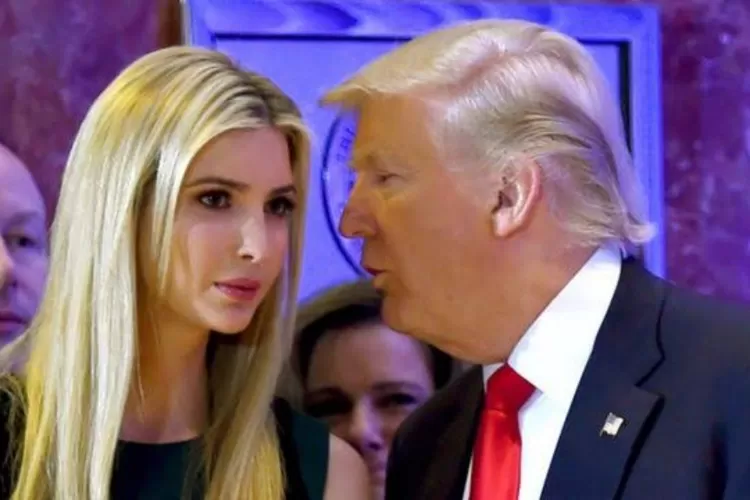 Potret Donald Trump dan anaknya Ivanka Trump dalam sebuah moment (The Guardian )