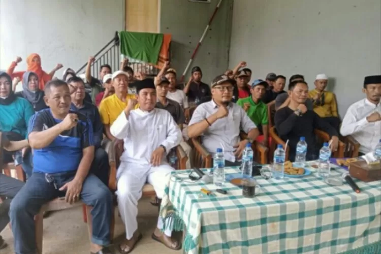 Tokoh masyarakat Kelurahan Krukut, Kecamatan Limo, Kota Depok, Jawa Barat, memberi dukungan moril kepada Wakil Ketua DPRD Depok H. Tajudin Tabri. (G. Windarto)