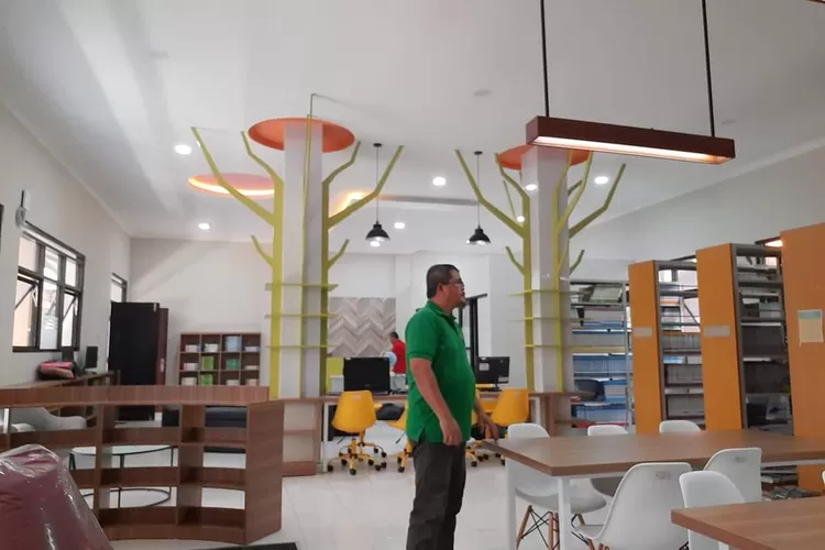 Ketua Umum AKSI Meninjau Ruangan Perpustakaan (GoraJuara.com/dok AKSI)