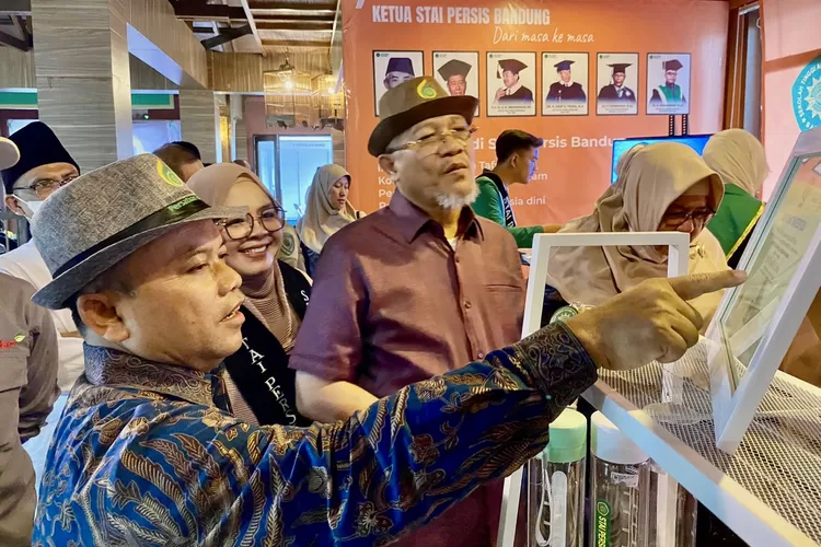 MS Kaban (berbaju merah) didamping Ketua STAI Persatuan Islam Bandung Dr. Nurmawan ketika mengnjung stand STAI PERSIS Bandung di acara  PERSIS Expo di Soreang Kabupaten Bandung - Foto: Henry Lukmanul Hakim