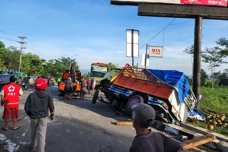 Truk Angkut Kelapa Seruduk Motor di Jalan Lingkar Salatiga, 3 Orang Meninggal. (istimewa)