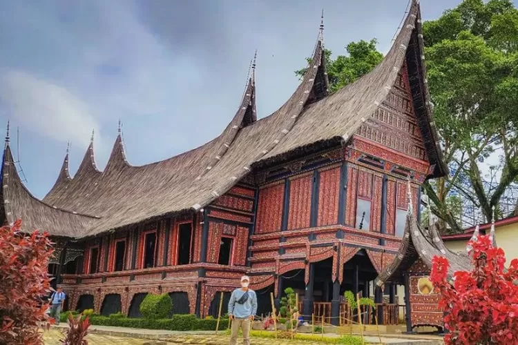 Rumah Adat Baanjuang di Taman Margasatwa dan Budaya Kinanta, destinasi wisata di Sumatera Barat. (Instagram @muhammad_imam_shofwan)