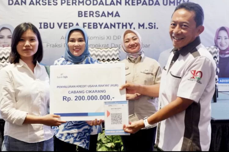 Kepala OJK KR2 Jabar Saat Memberikan Bantuan Bagi Pelaku UMKM (dok.OJK)