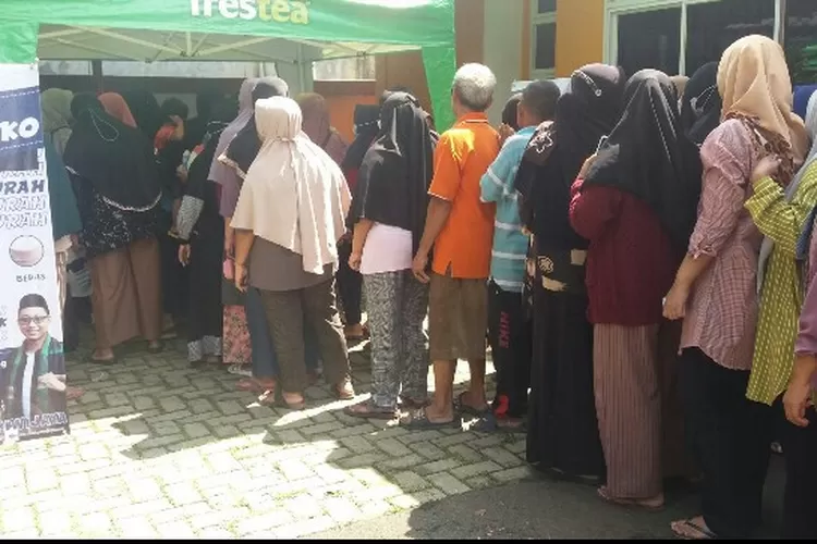 Ratusan warga datangi bazaar sembako yang digelar politisi Gerindra Riski Apriwjaya di Kelurahan Sawangan, Depok, Jawa Barat. (G. Windarto)
