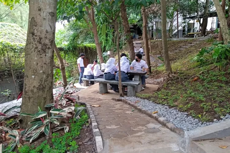 Anak Milenial Diskusinya Tiap Hari Tentang Saham (GoraJuara.com/dok AKSI)